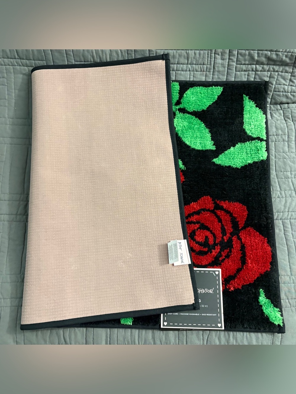 Betsey Johnson Skull with Red Roses Bath Rug 20 x 32 NEW - Picture 6 of 6